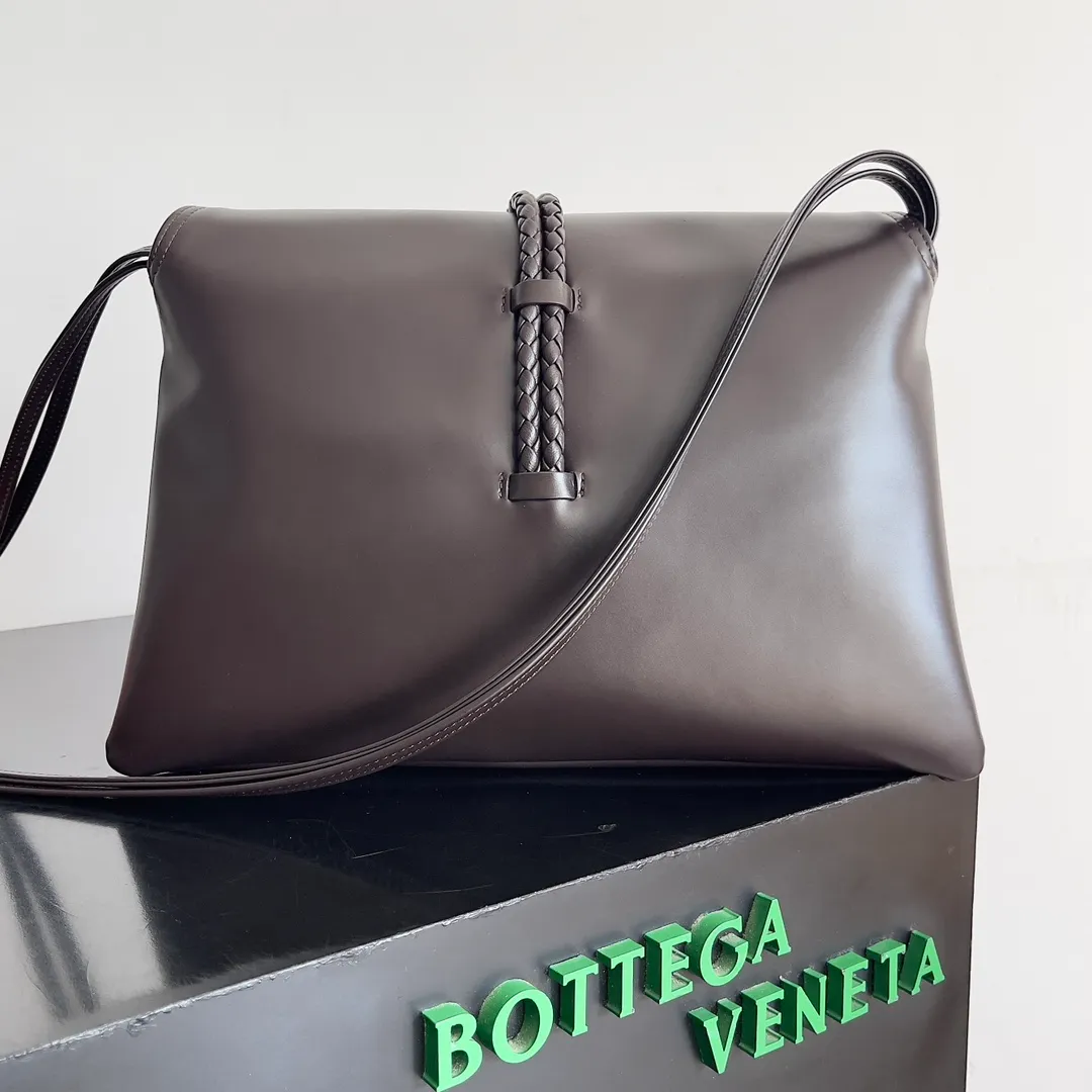 Batch 1680 Inspired by the 1970s, the Bottega Veneta women's logo shoulder bag has a smooth leather surface that brings a clean and handsome feel, just like the neatness and tenacity of a working woman. The front buckle is made of high-quality hardware pendant, the overall retro elegance, and the excellent leather feels soft. This Bottega Veneta series can be described as beautiful, weakening the complexity of the outfit, not competing for it, and only using the best quality to interpret itself. Style number: 806034 (large size) Size: 30*20*8cm